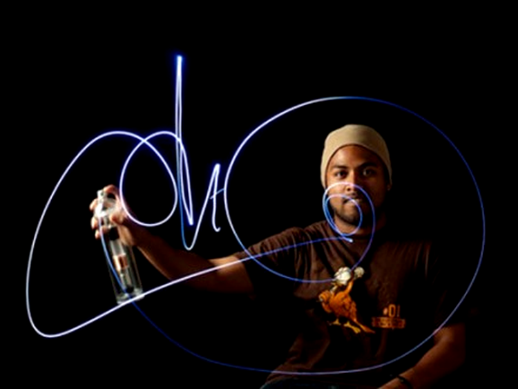 Aşa arată un graffiti realizat cu un spray cu LED