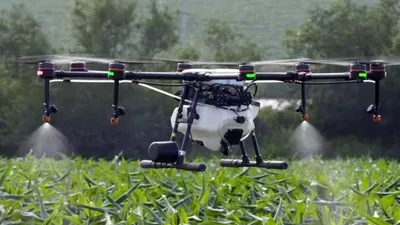 Drona agricolă care stropeşte cu substanţe 6.000 de metri pătraţi de teren în 10 minute