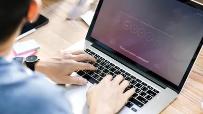 Piața ecranelor pentru notebook-uri va crește în 2025