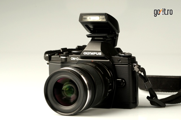 Olympus OM-D E-M5 cu blitzul din pachet