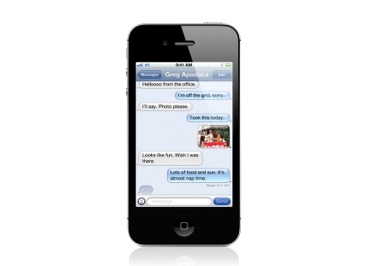 iPhone 4S - iOS 5 cu iMessage