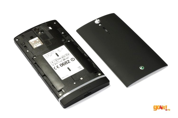 Sony Xperia S - slot microSIM, dar fără slot microSD