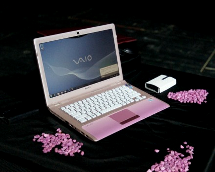 Sony VAIO CW - pentru doamne şi domnişoare, în mai multe culori