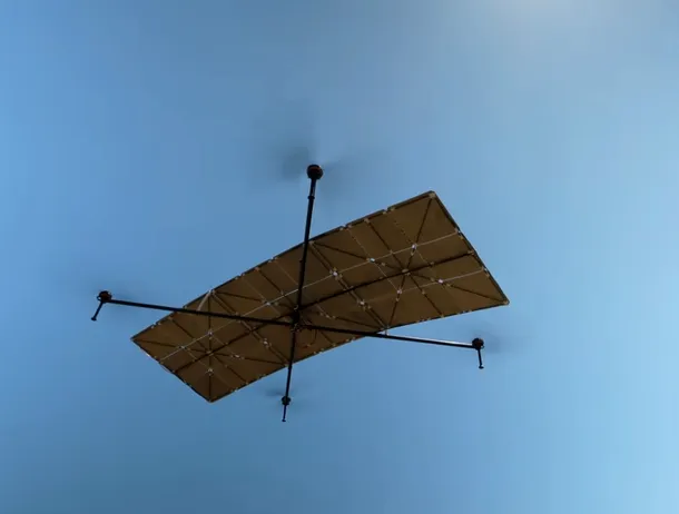 Prima dronă care zboară fără a avea baterie