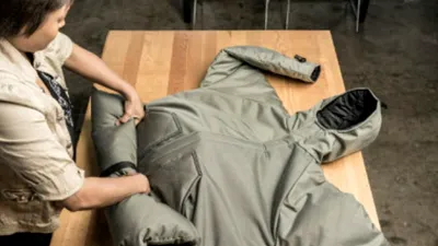Această haină pentru oamenii străzii se transformă în sac de dormit