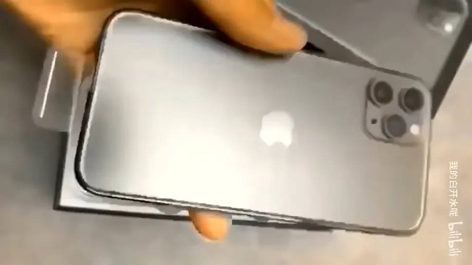 Un presupus iPhone 12 Pro apare într-un clip video. Design-ul este inspirat de iPhone 4