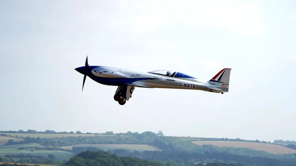 Un avion electric construit de Rolls-Royce a zburat pentru prima dată