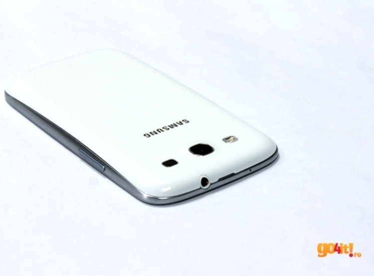 Samsung Galaxy S III - conectorul audio şi camera foto