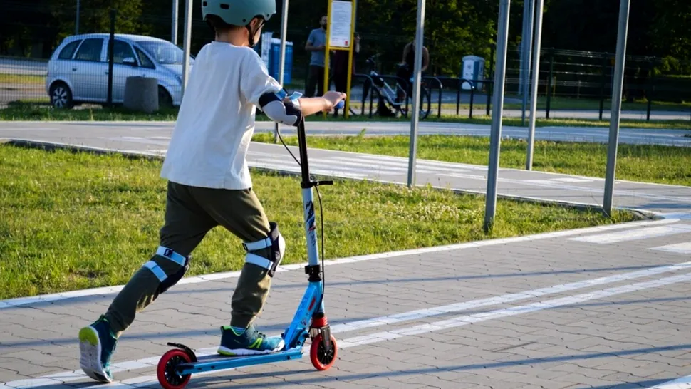 Cum să înveți copilul să meargă pe trotinetă în siguranță? (P)