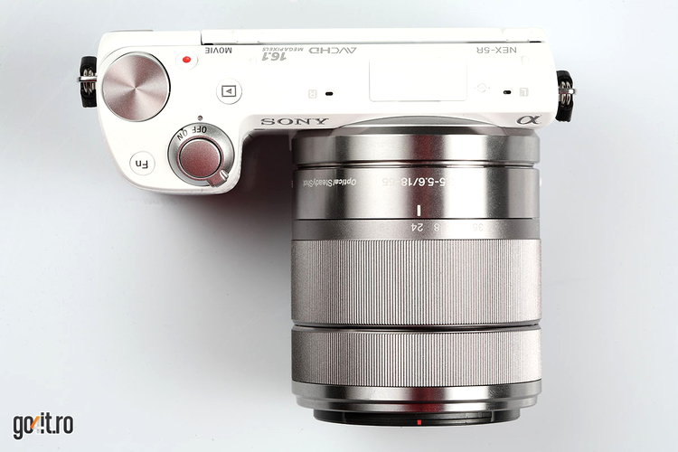 Sony NEX-5R - grip proeminent şi butoane bine plasate