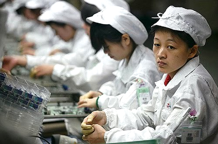 Apple admite încălcări ale codului muncii la fabricile partenere