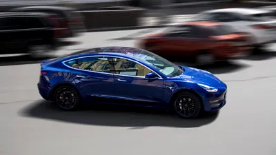 Tesla anunță o nouă versiune de Model 3, cu autonomie de 634 km. Consumatorii nu o pot cumpăra