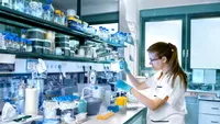 Virus creat cu inteligența artificială, administrat unui om. Ce se știe despre experiment