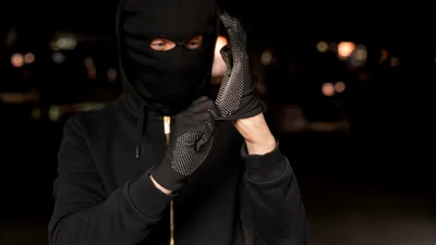 Doi români din Vâlcea, acuzați că au creat o platformă online pentru angajarea de asasini plătiți în criptomonede