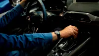 Greșeala care te poate lăsa fără permis! Ce riști dacă ai carnet pentru mașină automată și conduci una cu cutie manuală