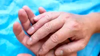 Un semn discret la vârful degetelor poate avertiza asupra unor boli pulmonare grave. Medicii explică ce trebuie să observi