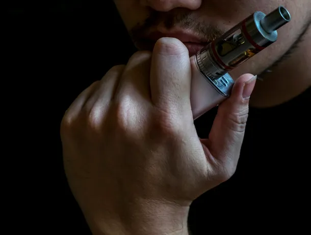 INSP avertizează: Țigările electronice sau cele cu tutun încălzit sunt la fel de toxice precum țigările clasice