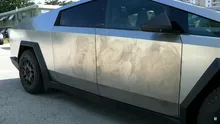 O persoană supărată pe Elon Musk a vandalizat cu graffiti zeci de Tesla Cybertruck dintr-o parcare a companiei. Ce mesaj i-a lăsat pe acestea?