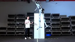 Video – Robotul chinezesc „Superman” aleargă cu 45 km/h și sare doi metri de pe loc. Prototipul, construit în doar trei luni