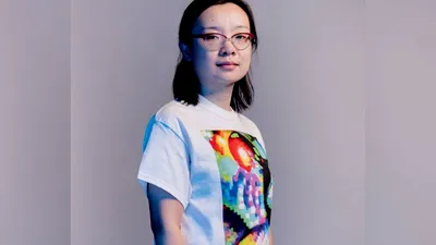 Un tricou face purtătorii invizibili în fața sistemelor de recunoaștere facială