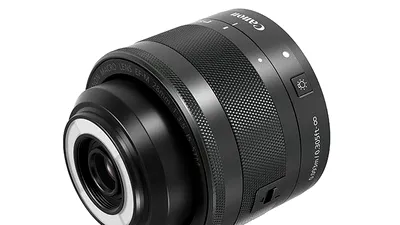 Canon lansează un obiectiv cu blitz încorporat pentru aparate mirrorless