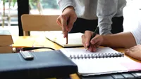 Elevii de clasa a IX-a încep școala fără noile manuale. Când ar putea ajunge în format digital și tipărit