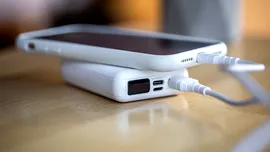 Video / Puțini utilizatori de iPhone și Nokia știu asta. Compania din spatele bateriilor a devenit astăzi un gigant al mașinilor electrice
