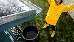 Colectează apa de ploaie și folosește-o în baie și grădină: Sisteme, costuri și montaj – ghid complet 2026