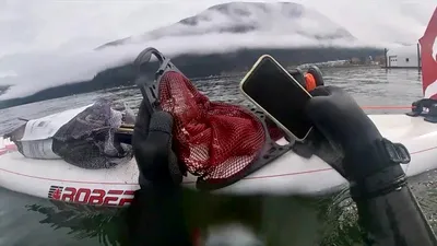 Un iPhone 11 în stare de funcționare a fost recuperat de pe fundul unui lac după 6 luni. VIDEO