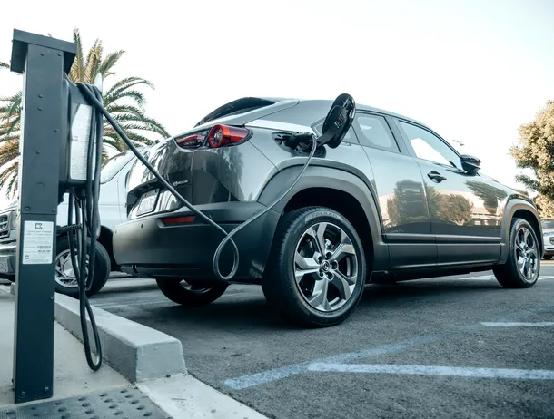 Amenzi pentru șoferii care blochează stațiile de încărcare electrică: Proiect USR de schimbare a Codului Rutier