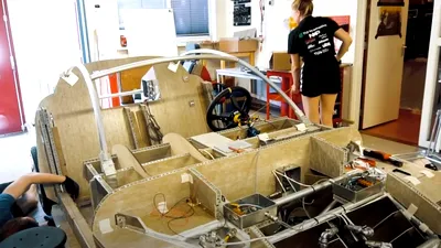 FOTO, VIDEO: O echipă de studenți a construit un automobil electric care include doar materiale reciclate