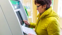 Pensia pe card pentru martie a început să intre în conturi. La ce oră primesc banii peste 2,4 milioane de pensionari