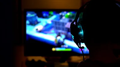Un bărbat este acuzat de parteneră că a cheltuit banii pentru luna de miere pe un PC de gaming