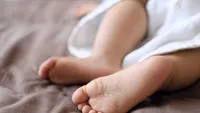 Primele rezultate ale autopsiei în cazul băiețelului de 2 ani găsit mort într-un apartament din Galați. Legiștii au rămas șocați