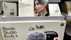 Apple remediază o vulnerabilitate gravă a căștilor Beats Studio Buds care le permitea hackerilor să spioneze conversațiile
