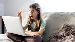 Salvați Copiii: 60% dintre copii asistă la cyberbullying, iar aproape jumătate sunt contactați de străini