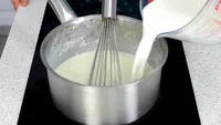 Ecuația sosului Bechamel fără cocoloașe. Cât lapte trebuie să pui, în funcție de cât unt și făină folosești