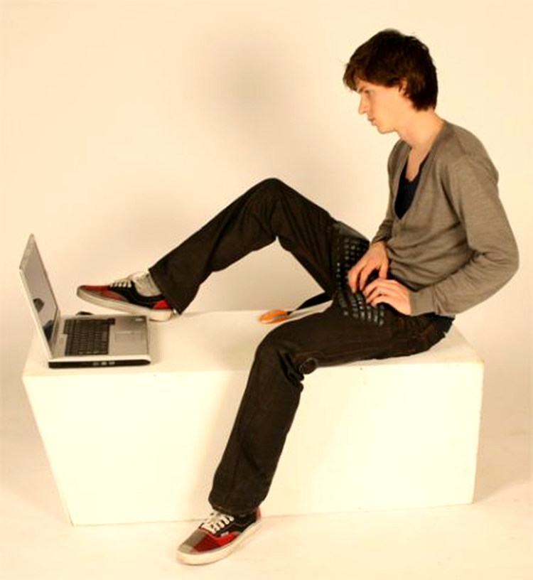 Pantalonii cu tastatură integrată – kit wireless la purtător