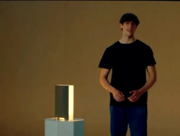 Un tânăr de 19 ani a strâns 11 milioane de dolari pentru un startup. Compania produce un computer cu AI, dar fără ecran