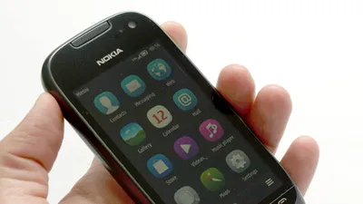 Nokia 701: smartphone solid cu Symbian Belle