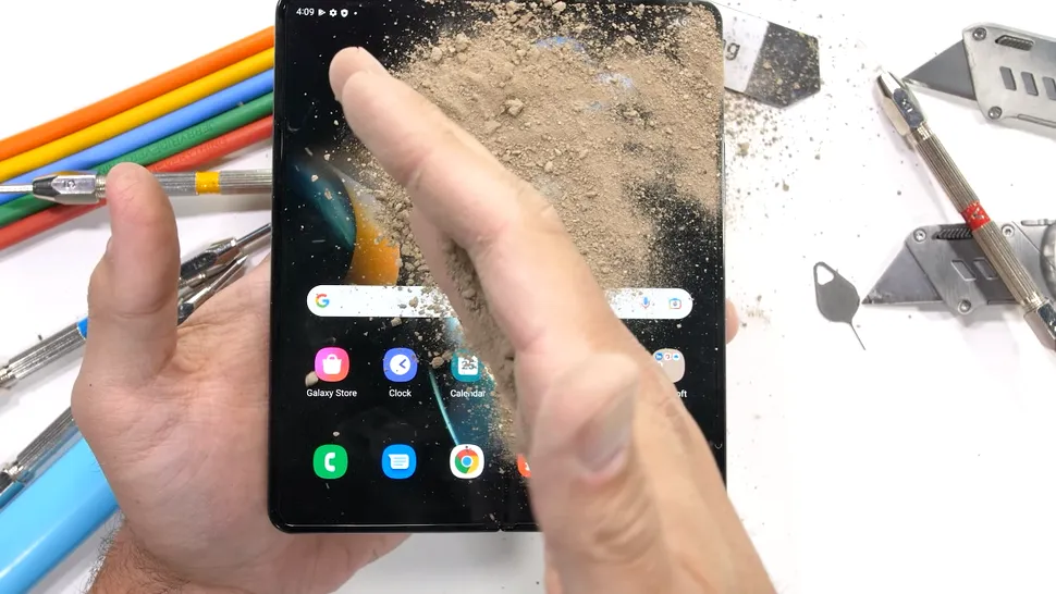 Galaxy Z Fold4, mai rezistent decât multe telefoane fără ecran pliabil (VIDEO)