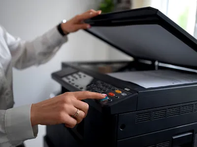 Anchetă pe piața echipamentelor de imprimare și a camerelor video din România: Konica Minolta și General Systems, suspectate de înțelegeri anticoncurențiale