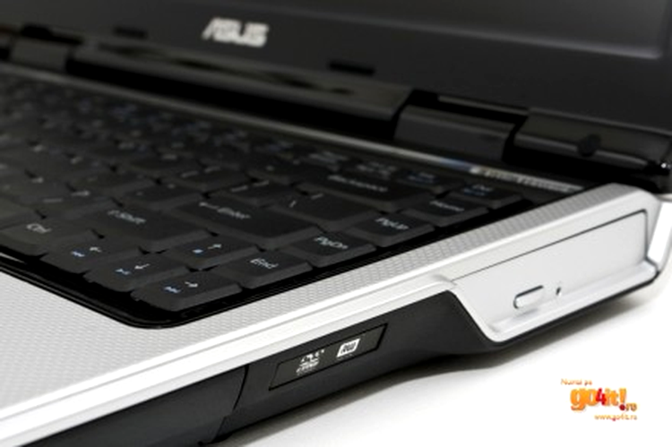 Asus F81 - capacul unitatii optice, integrat in designul carcasei