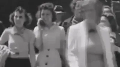 Femeia din anii '30 care vorbeşte la „un telefon mobil”