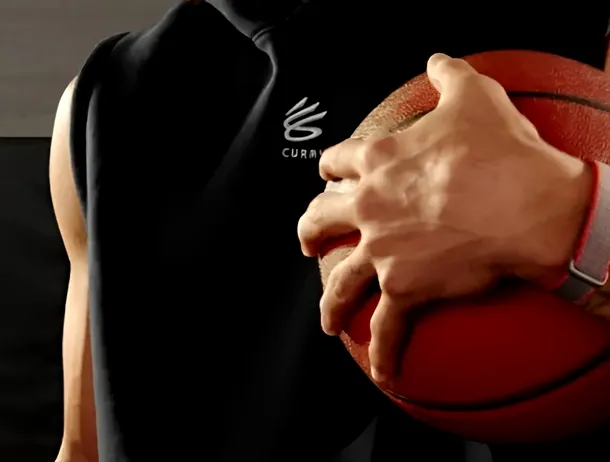 Aceasta este noua brățară Fitbit fără ecran de la Google, care va concura cu Whoop