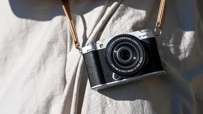 Fujifilm anunță lansarea globală a noii camere foto de buget X-M5