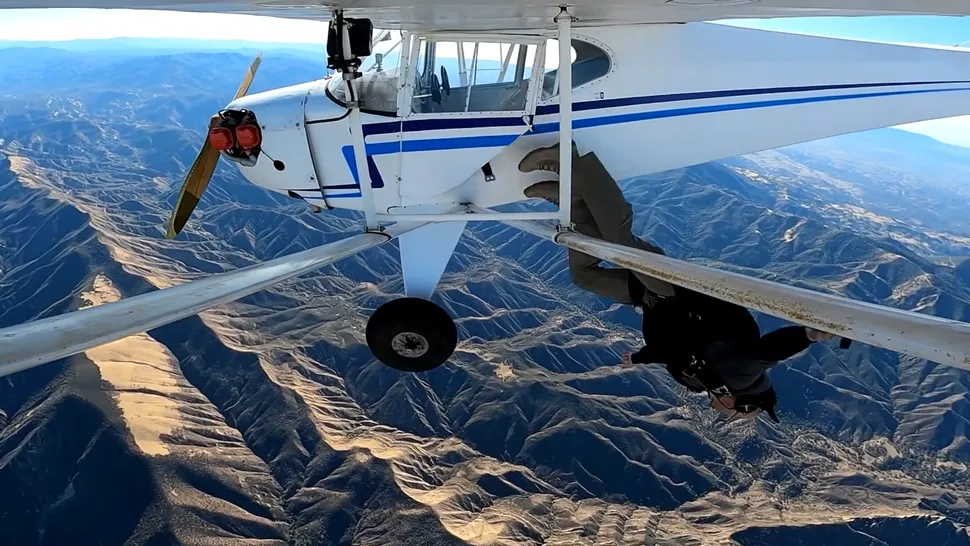 YouTuber-ul care și-a prăbușit intenționat avionul pentru vizualizări a rămas fără brevetul de pilot