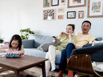 Ce au în comun copiii crescuți cu un televizor mereu pornit în fundal: zgomotul constant de fundal poate influența concentrarea, învățarea și comportamentul