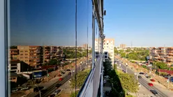 Ferestrele fotovoltaice încălzesc apa într-un apartament din București de doi ani