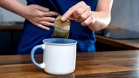 Ceaiuri care pot avea efect laxativ în doar 6-8 ore. Plante care stimulează tranzitul intestinal